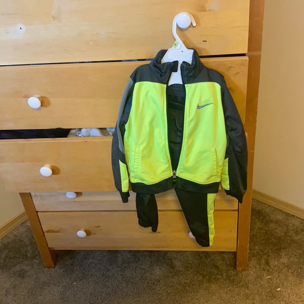 Boys Nike track suit size 3T
